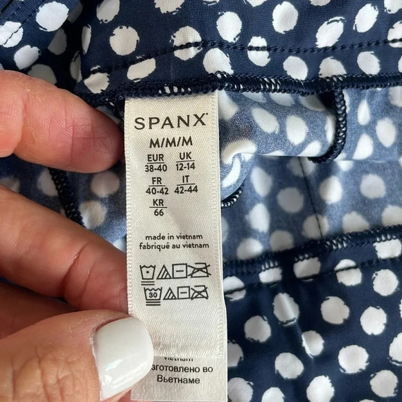 Spanx 6" Sunshine shorts Navy dot Pull On Pockets Women’s Size M 50213R NWT - Picture 11 of 13
